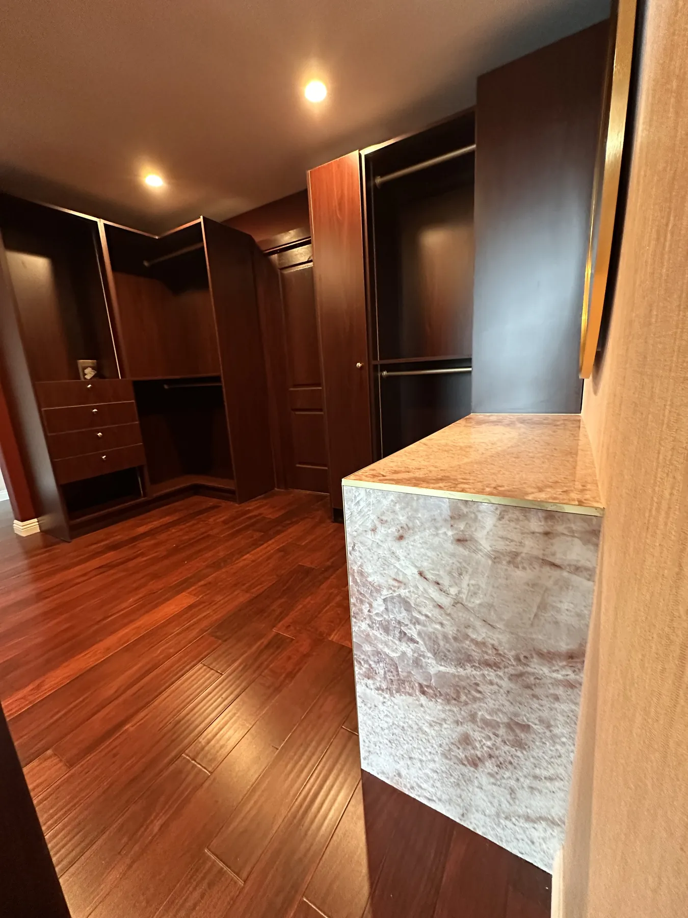 Dressing room with a stone-clad island